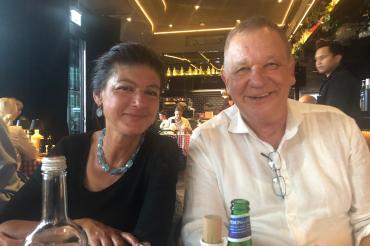 Sahra Wagenknecht und Manfred Seel tauschten sich auf der Bundesklausur aus.