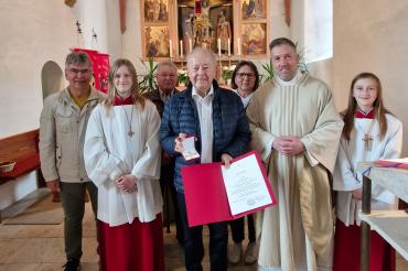 V.l.n.r.: Hr. Schwarz, Ministrantin, Hr. Göggerle, Hr. Schneller, Fr. Mikolajek, Pfarrer Benjamin Beck, Ministrantin