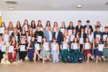 Bürgermeister Karl Rehm und Schulleiter Christian Sattich gratulieren 35 Absolventinnen und Absolventen der Realschule Rain zum Realschulabschluss mit der Note 1 vor dem Komma, ganz besonders der Schulbesten Dorotea Baltes mit dem Traumschnitt 1,18.