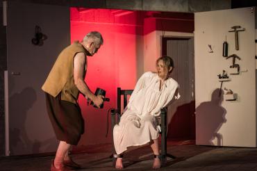 Folterszene auf der Freilichtbühne: Maria Holl (Nina Hellriegel) und ihr Peiniger, der Foltersknecht Jakob (Matthias Kornmann). 