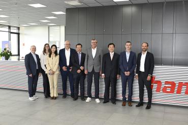 (v.l.n.r.): Thomas Bobinger, Hama Produktmanagement, Elena Hary, LGAD Kommunikation, Jiayi Cai, Vizekonsulin VR China, Christian Seel-Mayer, Fang Guo, Konsul VR China, Christoph Leicher, LGAD Präsident, Xuejun Qiu, Generalkonsul VR China, Roland Handschiegel, Hama Geschäftsführer, Christian Klingler, LGAD Hauptgeschäftsführer