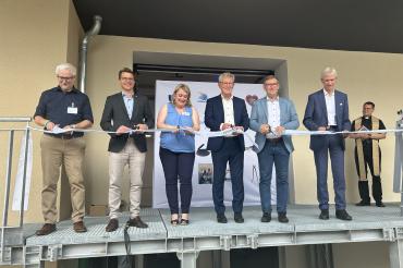 Das Bild zeigt von links Martin Beer (stv. Leiter Museum KulturLand RIes), Nördlingens Oberbürgermeister David WIttner, Conny Zeitler (Leiterin Museum KulturLand Ries), Peter Schiele (stv. Bezirkstagspräsident des Bezirks Schwaben), Landrat Stefan Rößle und Dr. Dirk Blübaum (leiter der Landesstelle für die nichtstaatlichen Museen in Bayern).