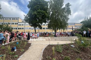 Große Freude bei der Einweihung des "Grünen Klassenzimmers" in Mönchsdegginen. 