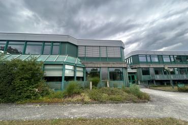 Das Schulgebäude der Hans-Leipelt-Schule im Donauwörther Stauferpark wurde im Jahr 1979 erbaut. 
