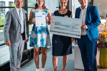 von links: Martin Wunsch (Amtschef des Kultusministeriums), Jacqueline Hager (Schülerin der BOSVision), Anja Heßlinger (Schulleiterin) und Bertram Brossardt (Hauptgeschäftsführer der vbw – Vereinigung der Bayerischen Wirtschaft e.V.) ©SamPlay GmbH / Stiftung Bildungspakt Bayern