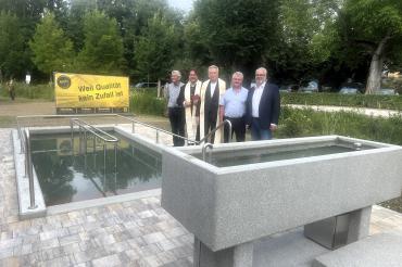 von links: Adalbert Riehl, Pfarrer Biercher, Dekan i.R. Gerhard Wolfermann, Edgar Winkler und Bürgermeister Karl Rehm 