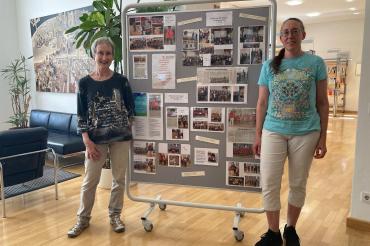 Heike Schmieg (li.) und Ruth Hirsch gestalteten eine Ausstellungstafel u. a. mit Bildern und Texten. 