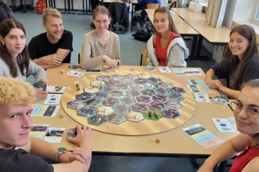 Theaterpädagoge Gernot Reuß (KusKus Augsburg e. V.) beim Planspiel „Mach mit beim European Green Deal“ mit den Schülern des THG Nördlingen. 