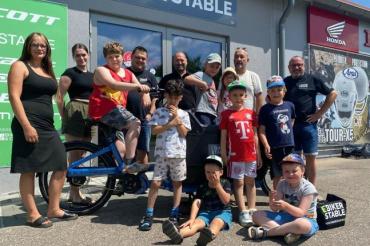 Die Kinder-, Jugend- und Familienhilfe Nördlingen darf sich über ein neues Lastenrad freuen.