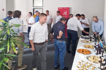 Mehrmals im Jahr treffen sich die Forschenden am TTZ Donauwörth der Technischen Hochschule Augsburg mit regionalen Unternehmen, um über aktuelle Themen zu sprechen – diesmal zum Thema KI und Resilienz. 