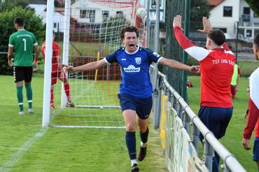 Torschütze Jonas Veh jubelt über seinen Jokertreffer.