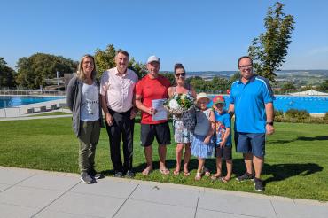 Auf dem Bild zu sehen (von links): Anika Höß (Fachbereichsleitung Kita, Schulen und Sport), Josef Reichensberger (Bürgermeister), Christian Zwettler, Andrea Zwettler, Melina Zwettler, Max Zwettler, Robert Blaschek (Leiter der städt. Bäderbetriebe).