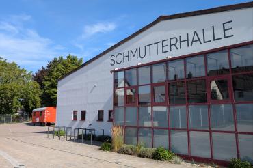 Das Bild zeigt die Schmutterhalle.