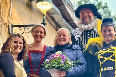 Die 15.950. Besucherin der Spielzeit, Frau Karin Bauer, wurde auf der Freilichtbühne „Alte Bastei“ von Darstellerinnen und Darstellern aus den Produktionen Maria Holl – Hexenjagd in Nördlingen und Tabaluga – Es lebe die Freundschaft begrüßt. Mit dabei: Nina Hellriegel (Maria Holl), Alexander Güntert (Bürgermeister Pferinger), Theresa Stroszeck (Nessaja), sowie Ninivee Weichenmeier (Bienenkönigin).