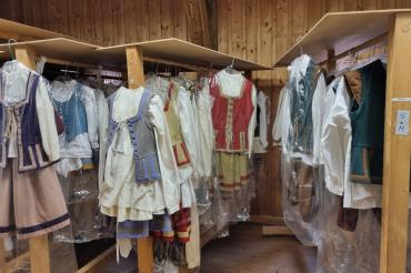 Zahlreiche Kindergewänder sind im historischen Kostümfundus vorhanden, die zum Stadtmauerfest ausgeliehen werden können.