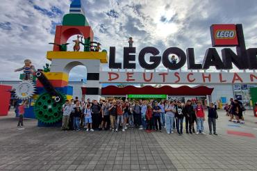 Zwei Ausflüge zur Eröffnung des diesjährigen Sommerferienprogramms führen die Kinder und Jugendlichen ins Legoland nach Günzburg.