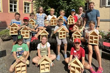 ie Ferienkinder in Oettingen mit Petra Raab von der Volkshochschule (links), der kommunalen Kundenbetreuerin von der N-ERGIE, Annemarie Endner, und Bürgermeister Thomas Heydecker.