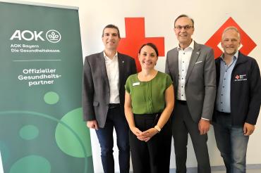 v.l.n.r.: Arthur Lettenbauer (BRK-Kreisgeschäftsführer), Michaela Kluger (Direktorin AOK Donau-Ries), Johann Natzer (Vorsitzender BRK-Nordschwaben), Michael Haller (BRK-Sachgebietsleiter Ausbildung)