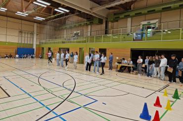 Beim Aufwärmprogramm wirkten die Schülerinnen und Schüler des P-Seminars Sport des THG Nördlingen alle gemeinsam mit. Sie trugen mit ihren Planungen maßgeblich dazu bei, dass dieser gelungene Nachmittag im Zeichen des Sports und der Inklusion stattfinden konnte.