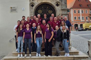 Eine Delegation der Freiwilligen Feuerwehr Schmähingen bei ihrem Besuch bei Oberbürgermeister David Wittner (oberste Reihe Mitte) im Nördlinger Rathaus.