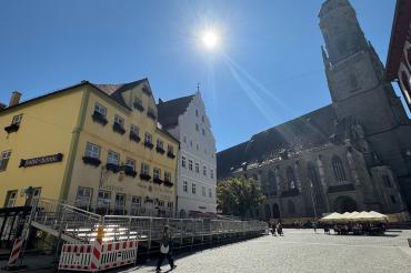 Auf dem Marktplatz haben die Arbeiten für den Aufbau der großen Tribünen bereits begonnen.
