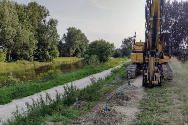 Das Foto zeigt die Kampfmittelerkundung auf dem Deich mit den Bohrlöchern im Vordergrund.