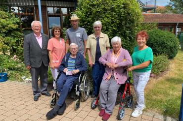 2. Bürgermeister Hans Roßkopf Rainer Kaufmann , Sozialreferentin Heidi Vogel und Bewohner  und Mitarbeiter des Seniorenheimes Wemding