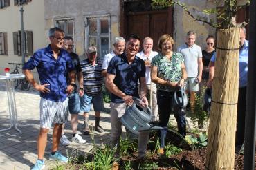 Mit einem Baum als Sinnbild wurde die Baumaßnahme feierlich abgeschlossen.