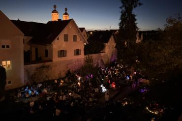 In Wemding darf sich das Picknick im Stadtgraben über ein Zusatzkonzert freuen.