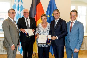 Bei der Auszeichnung in Kempten v.l.n.r.: Landrat Stefan Rößle, die geehrten Helmut Beyschlag und Monika Stöcklein, Staatsminister Eric Beißwenger und Oberbürgermeister David Wittner.