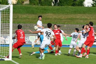 Dennis Lechner (Mitte) erzielt per Kopf den Ausgleich 