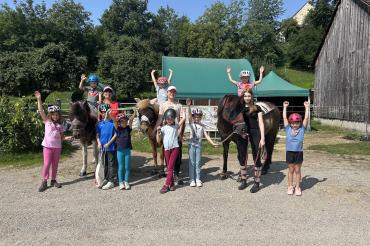 Die Kinder beim Ferienprogramm auf dem Islandpferdehöfle in Druisheim. 