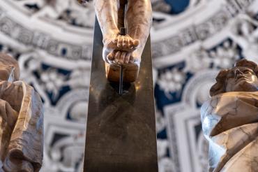 Foto des Monats August 2025 der Fotofreunde Harburg: „Gepeinigt“ von Hannes Dambacher aus Nördlingen