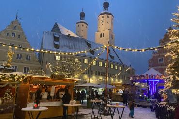 Weihnachtsmarkt im verschneiten Wemding.