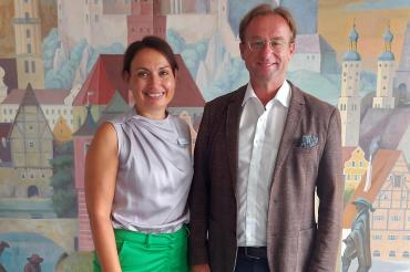 Unser Foto zeigt MdL Wolfgang Fackler mit AOK-Direktorin Michaela Kluger.