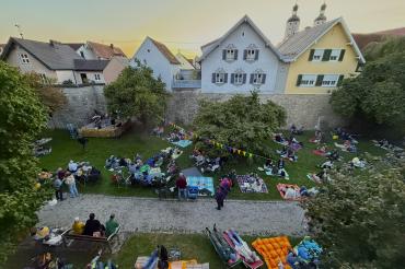 Wunderbare Sommerabende im Wemdinger Stadtgraben. 