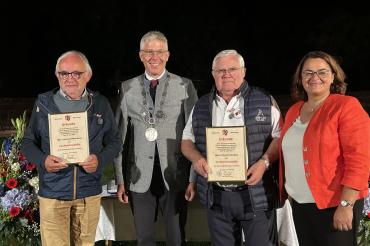 Auf dem Bild zu sehen (von links): Bernard Morilleau (ehem. Bürgermeister der Gemeinde Saint-Pazanne), Mertingens Bürgermeister Veit Meggle, Pierrick Guillou (ehem. Präsident des französischen Partnerschaftskomitees) und Christine Riepold (Vorsitzende des deutschen Partnerschaftskomitees). Morilleau sowie Guillou wurde für ihre besonderen Verdienste um die deutsch-französische Partnerschaft die Verdienstmedaille der Gemeinde Mertingen verliehen. 