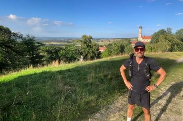 Martin Wagner, im Hintergrund das ehemalige KLoster in Mönchsdeggingen. 