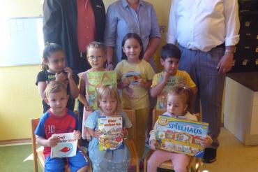 Das Bild zeigt (von links) Josef Lechner (Kirchenpfleger St. Josef), Corinna Raml (Kitaleitung St. Josef), Paul W. Ritter (Vorsitzender des Stiftungsbeirats Margarete-Jaumann-Stftung) und vorne im Bild die Kindergartenkinder der KiTa St. Josef.