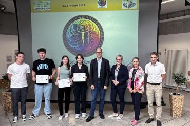 Mitwirkende des BGJ-Projekts und Preisträger (von links): Marcel Reimers (Projektleiter), Benedikt Zimmermann (3.Preis), Marina Kränzle (2.Preis), Seraphina Söhner (1.Preis), Erwin Gufler (Innungsobermeister), Stefanie Saam (VR-Banken), Anja Behnke (Schulleiterin), Christian Böck (Projektleiter).