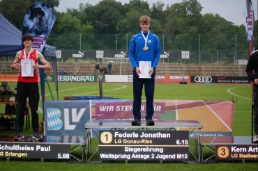 Siegerehrung nach dem Weitsprungwettbewerb. Jonathan Federle vom TSV Rain sicherte sich den ersten Platz.