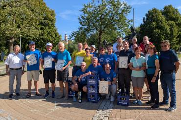 Siegerfoto Stadtradeln Monheim 2025 mit Bürgermeister Günther Pfefferer, den drei Sieger-Teams sowie den drei besten Einzel-Radlern. 