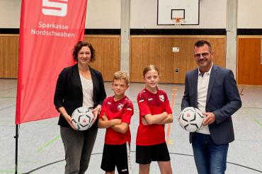 Auf dem Bild zu sehen: Kathrin Schön, Marktbereichsleiterin der Sparkasse Nordschwaben und Jürgen Sorré, Oberbürgermeister der Stadt Donauwörth, gemein mit zwei Teilnehmer*innen.