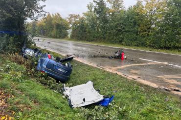 Am 25. September ereignete sich ein schwerer Verkehrsunfall auf der B2 auf Höhe Monheim. Eine Pkw-Fahrerin ist bei dem Unfall verstorben. 