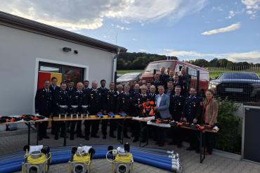 Der Landkreises Donau-Ries ist dafür zuständig überörtlich erforderliche Geräte zu beschaffen. Im Rahmen einer kleinen Feierstunden konnten in diesem Rahmen zuletzt je eine Hochwasserpumpe an die Feuerwehren aus Daiting, Marxheim und Wechingen feierlich übergeben werden. 