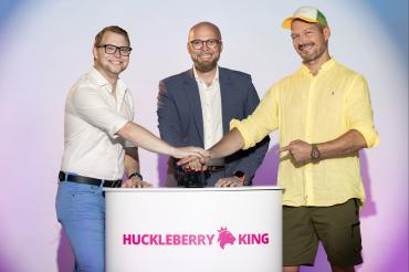 Matthias Stark, Geschäftsführer der Donau-Ries-Medien GmbH, Digitalminister Fabian Mehring und Gregor Wiebe, Geschäftsführer der Huckleberryking GmbH.