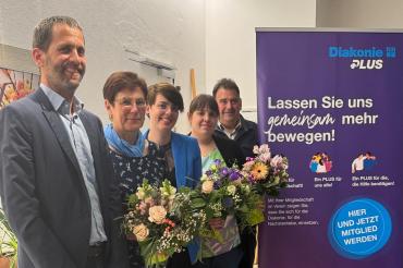 Von links: Geschäftsführer Johannes Beck, Maria Wiedemann (30 Jahre), Pflegedienstleitung Margret Fischer (10 Jahre), Yvonne Hofmann (Weiterbildung), Dekan Frank Wagner 