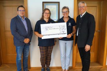 Bei Übergabe der Spende v.l.n.r.: Branko Schäpers (Geschäftsführer Caritas Verband Donau-Ries), Anita Schauer und Conny Nater von der Tafel Asbach-Bäumenheim, Bürgermeister Veit Meggle