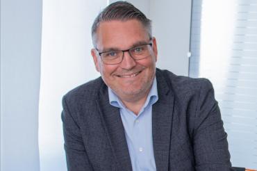 Nach über 30 Jahren greift Peter Naumann seinen alten Berufswunsch wieder auf und wird Bankberater.