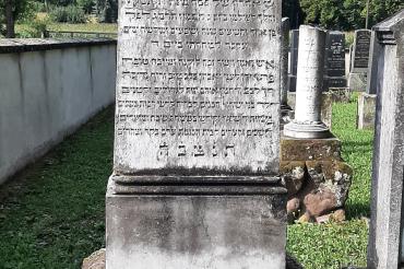 Grabstein des aus Ederheim stammenden Eisenhändlers und Mohels Ephraim Oettinger  (1792–1883).